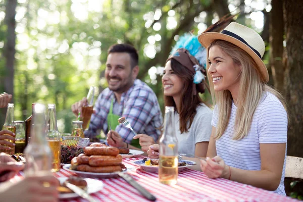 Petit Groupe Amis Buvant Alcool Prenant Repas Lors Une Fête — Photo