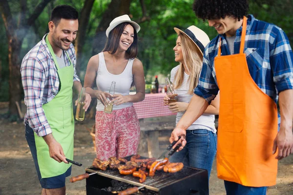在大自然中快乐的朋友们在烧烤 — 图库照片