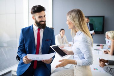 Çalışan iş adamları, ofiste bir ekip olarak beyin fırtınası