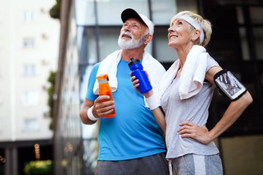 Güzel sportif üst düzey çift kalan çalışan ve koşu uygun