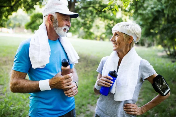 Pareja Mayor Trotando Corriendo Aire Libre Naturaleza Del Parque — Foto de Stock