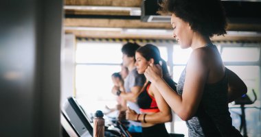 Bir grup sağlıklı insan spor salonunda kardiyo egzersizi yapıyor.