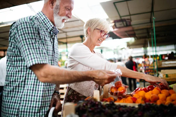 Senior Couple Shopping Légumes Fruits Sur Marché Une Alimentation Saine — Photo