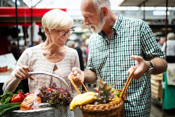 Senior Par Shopping Grönsaker Och Frukter Marknaden Hälsosam Kost — Stockfoto