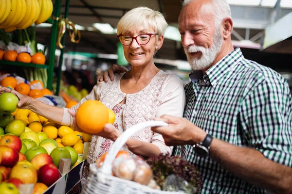 Para Starszy Wybranie Bio Jedzenie Owoców Warzyw Rynku Podczas Cotygodniowych — Zdjęcie stockowe