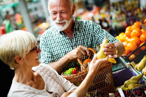 Retrato Belas Compras Casal Sênior Mercado — Fotografia de Stock