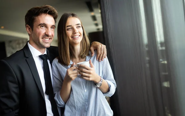 Närbild Porträtt Vänner Njuter Pausen Från Mötet Medan Dricker Kaffe — Stockfoto