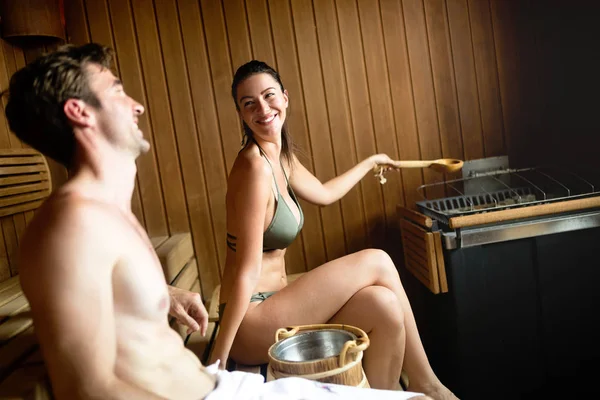 Belo Jovem Casal Relaxante Sauna Cuidar Saúde Pele — Fotografia de Stock