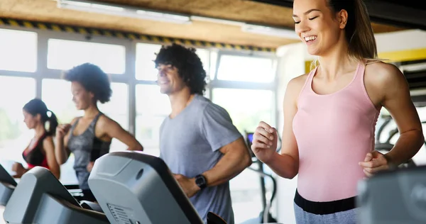 Grupo Personas Forma Haciendo Ejercicio Gimnasio Entrenamiento Cardiovascular Corriendo —  Fotos de Stock