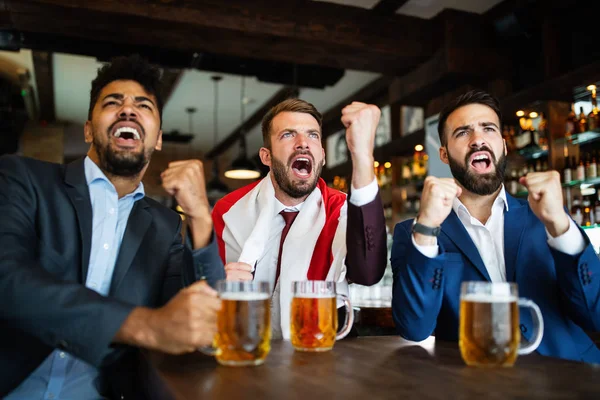 Gente Ocio Amistad Deporte Entretenimiento Felices Amigos Bebiendo Cerveza Viendo —  Fotos de Stock