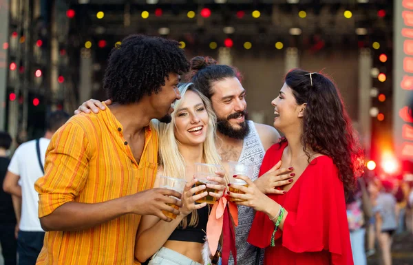 Vielfalt Menschen Freundschaft Party Freizeit Gruppe Glück Konzept — Stockfoto