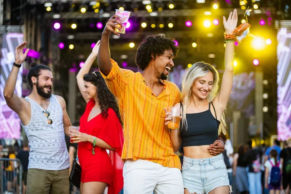 Grupo Amigos Felices Divirtiéndose Festival Música — Foto de Stock