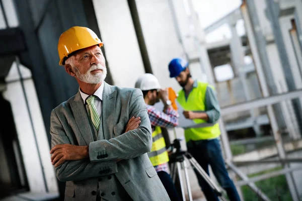 Team Byggingenjörer Och Arkitekter Som Arbetar Byggarbetsplatsen — Stockfoto