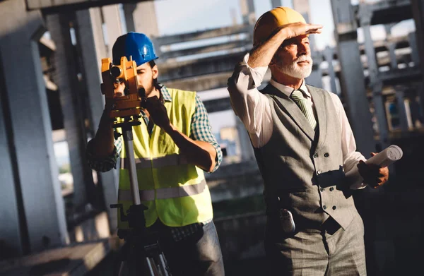 Selbstbewusstes Team Aus Architekten Und Ingenieuren Auf Der Baustelle — Stockfoto