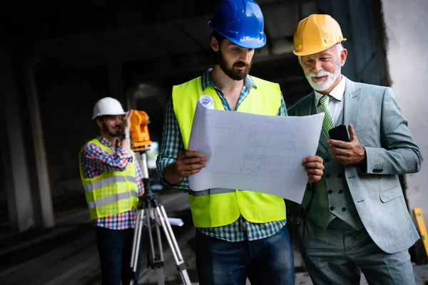 Tým Stavebních Inženýrů Architektů Pracujících Staveništi — Stock fotografie