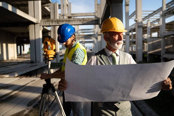 Equipo Seguro Arquitectos Ingenieros Que Trabajan Juntos Obra — Foto de Stock