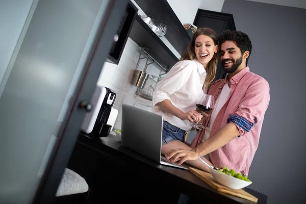 Pareja Feliz Usando Ordenador Portátil Mientras Desayuna Cocina Moderna — Foto de Stock