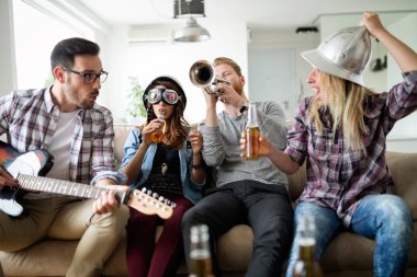 Birlikte eğlenen ve müzik grubunda çalan mutlu gençlerden oluşan bir grup