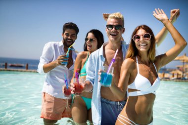 Yaz tatili eğleniyor ve kokteyler içme arkadaş grubu. Gençlik yaşam tarzı, dostluk, seyahat ve tatil kavramı