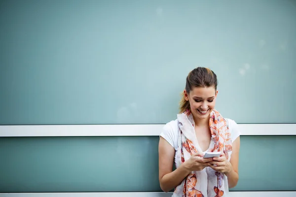 Prachtige Vrolijke Jonge Vrouw Messaging Smartphone Sociaal Netwerkconcept — Stockfoto