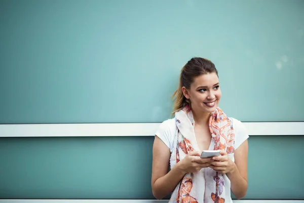 Schöne Frau Surft Glücklich Internet Auf Ihrem Handy — Stockfoto