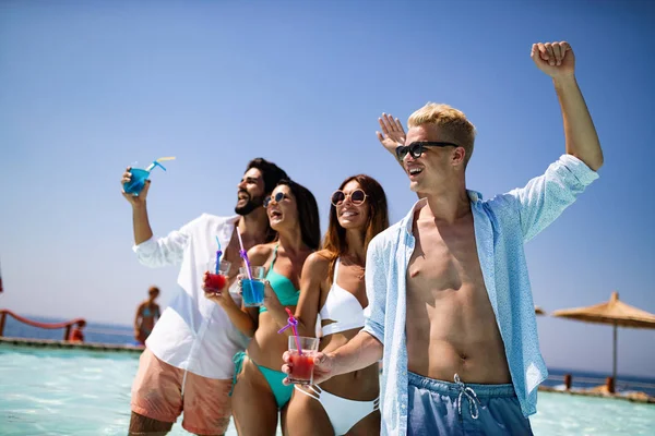 Sommerfest Gruppe Von Freunden Strand Trinken Coctails Und Spaß Haben — Stockfoto