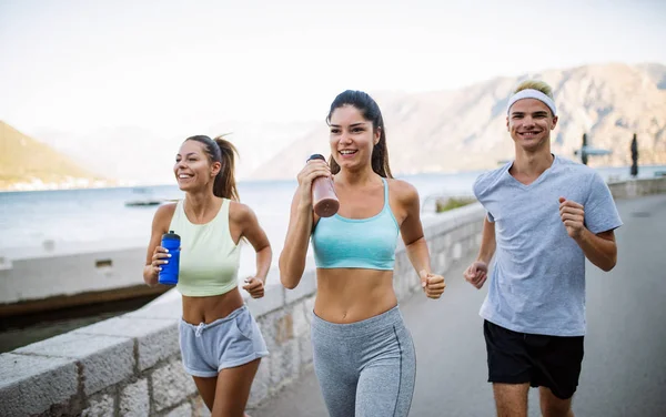 Utomhus Porträtt Grupp Vänner Kör Och Jogging Seaside — Stockfoto