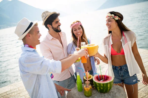 サマーパーティーだ ビーチでお酒を飲みながら楽しむ友人のグループ — ストック写真