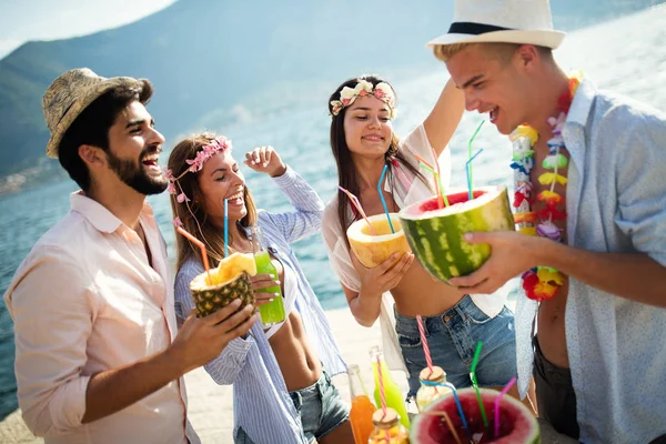 Happy Friends Group Having Fun Beach Party Drinking Cocktail Sunset — Stock Photo, Image