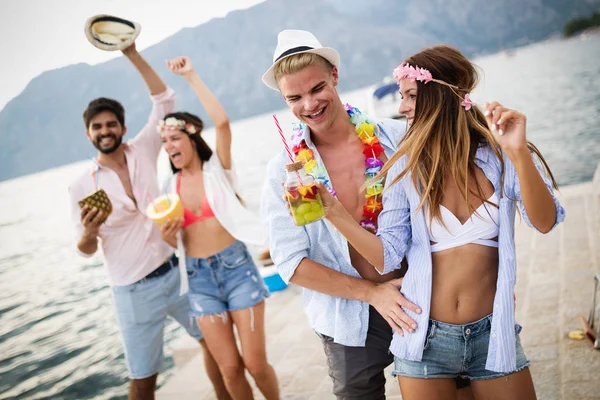 Grupo Amigos Divirtiéndose Juntos Playa Tomando Cócteles — Foto de Stock