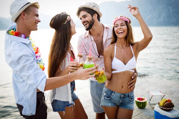 ビーチで一緒に楽しみ カクテルを飲む友人のグループ — ストック写真