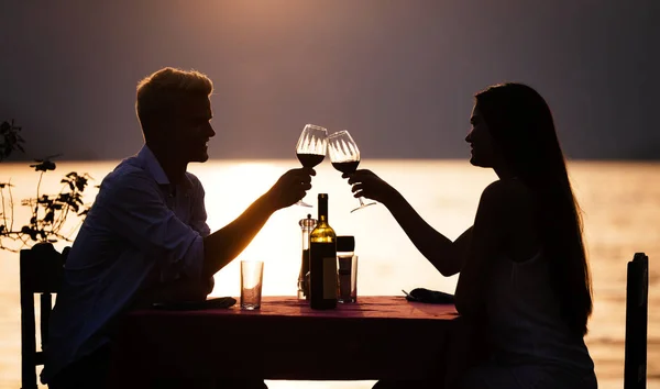 Jovem Casal Compartilhando Romântico Jantar Pôr Sol Praia — Fotografia de Stock