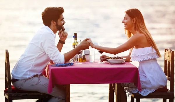 Giovani Coppie Hanno Cena Romantica Sera Sulla Spiaggia Mare — Foto Stock