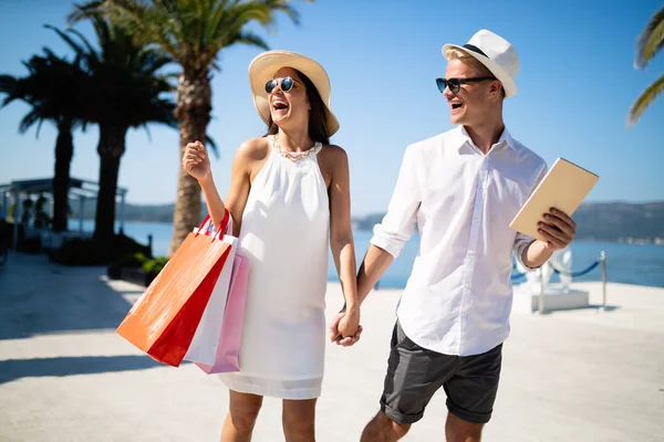 Glückliches Paar Sommerurlaub Das Reisen Und Einkaufen Genießt — Stockfoto