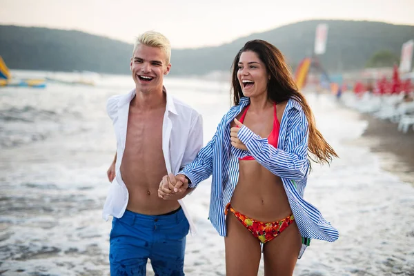 Felice Coppia Romantica Divertirsi Spiaggia Nella Giornata Sole — Foto Stock