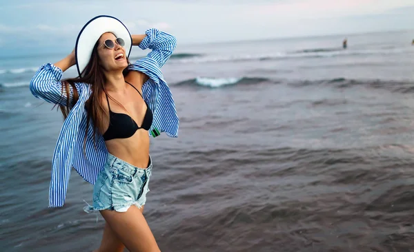 Красива Сексуальна Жінка Пляжі Заходу Сонця Літніх Канікулах — стокове фото