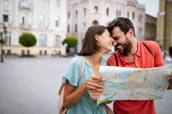 Yaz Tatili Flört Aşk Turizm Konsepti Şehirde Haritayla Yürüyen Gülümseyen — Stok fotoğraf