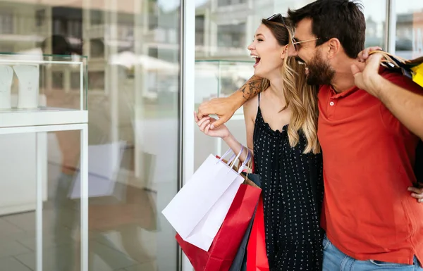 Gelukkig Paar Toeristen Wandelen Een Stad Straat Winkelen Plezier Hebben — Stockfoto