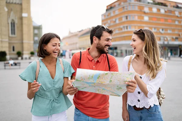 Seyahat Eden Mutlu Turistler Arkadaşlar Ellerinde Haritayla Geziyorlar — Stok fotoğraf