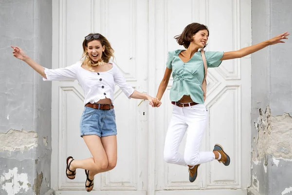 Zwei Fröhliche Junge Frauen Springen Und Lachen Gemeinsam Freien — Stockfoto