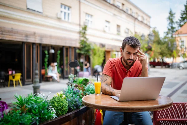 Stressad Ung Man Sitter Framför Laptop Caféet — Stockfoto