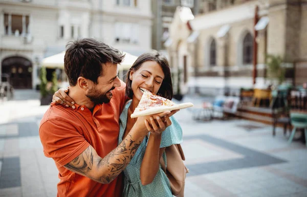 Boldog Boldog Pár Eszik Pizza Utazás Közben Nyaralás — Stock Fotó