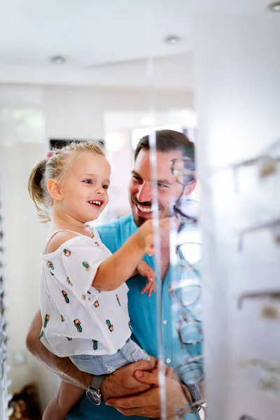 Cuidado Salud Visión Concepto Visión Feliz Niña Eligiendo Gafas Con —  Fotos de Stock