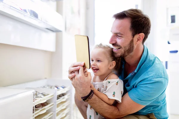 Cuidado Salud Visión Concepto Visión Feliz Niña Eligiendo Gafas Con —  Fotos de Stock