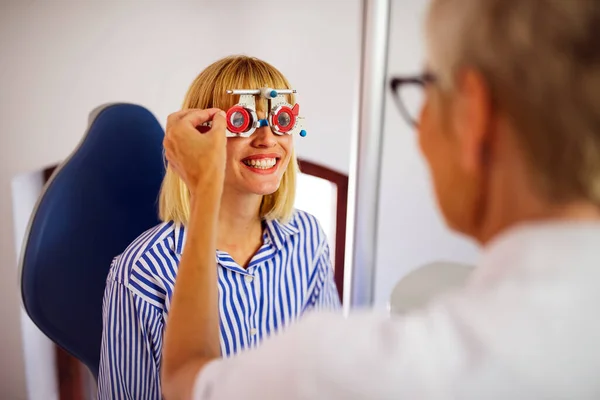 Optikern Undersöker Ung Patient Modern Oftalmologi Klinik — Stockfoto