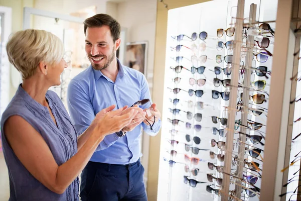 Cuidado Salud Visión Concepto Visión Mujer Mayor Feliz Eligiendo Gafas — Foto de Stock