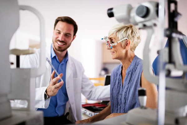 Yaşlı Kadın Göz Doktoru Kliniğinde Görme Testi Yaptırıyor — Stok fotoğraf