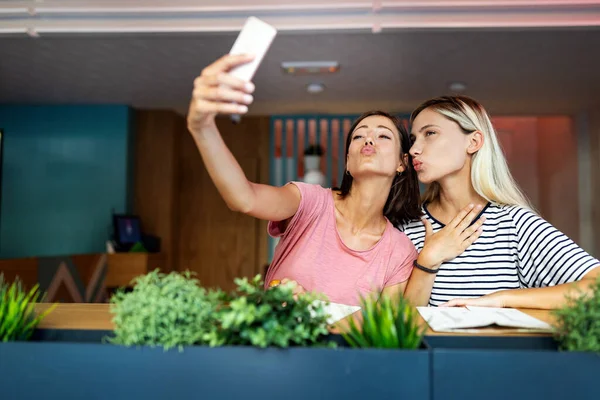Retrato Dos Mujeres Jóvenes Positivas Divirtiéndose Haciendo Selfie Amigos Gente — Foto de Stock