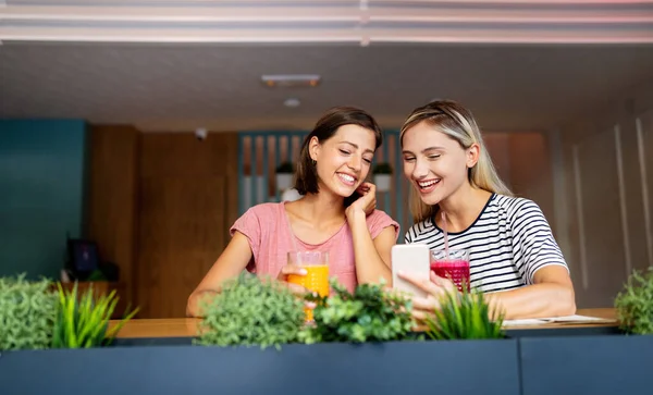 Jóvenes Amigas Hablando Divirtiéndose Juntas —  Fotos de Stock