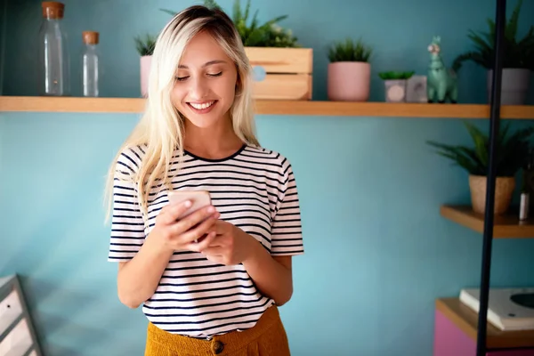 Jóvenes Mujeres Hermosas Dama Tocando Navegando Por Teléfono Inteligente —  Fotos de Stock